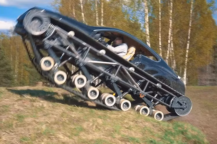 Ngoài ra, chiếc Continental GT bây giờ có trang bị hẳn cầu dẫn động cùng hàng loạt bánh và xích theo phong cách xe tăng để vượt qua mọi địa hình.