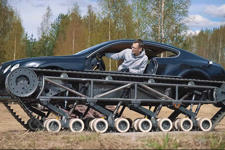 Tuy nhiên, đây có thể nói là một dự án phức tạp ở cấp độ quân sự nghiêm túc: một cặp bánh xích dài hoàn chỉnh đã được lắp đặt, vậy nên chiếc xe giờ đây bẻ lái giống như một chiếc xe tăng thật sự, và điều này hiển nhiên cần đến một danh sách trang bị độ khác.