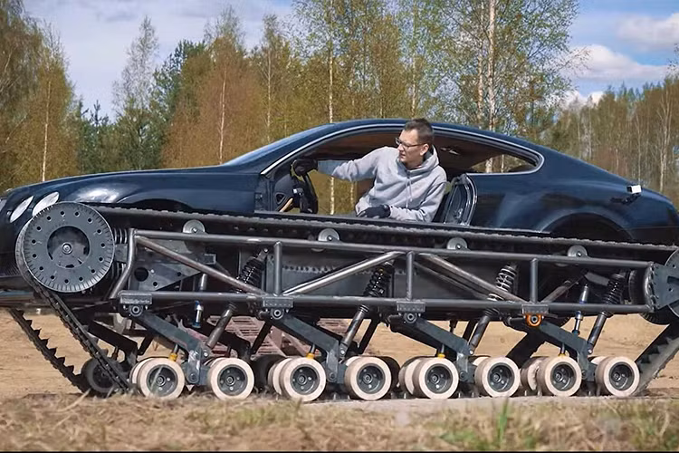 Tuy nhiên, đây có thể nói là một dự án phức tạp ở cấp độ quân sự nghiêm túc: một cặp bánh xích dài hoàn chỉnh đã được lắp đặt, vậy nên chiếc xe giờ đây bẻ lái giống như một chiếc xe tăng thật sự, và điều này hiển nhiên cần đến một danh sách trang bị độ khác.