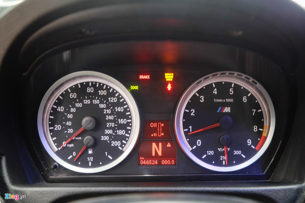 Khác với động cơ tăng áp chỉ hoạt động khi ở ngưỡng tua máy nhất định, bộ siêu nạp được nối trực tiếp với pu-ly ngoài động cơ. Vì vậy, nó hoạt động ngay khi nổ máy. Thậm chí khi để ga ăng-ti, tua máy đã gần chạm mức 1.000 vòng/phút. Điều này cũng khiến xe ngốn nhiên liệu nhiều hơn.