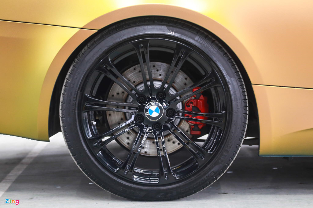 Nhưng do tuổi đời khá lớn, chiếc BMW M3 E93 Convertible này đã bị giảm sức mạnh đáng kể, khoảng 320 mã lực. Nếu động cơ còn mới, kết hợp với bộ siêu nạp, bản độ này thừa khả năng đạt mức công suất hơn 600 mã lực. 