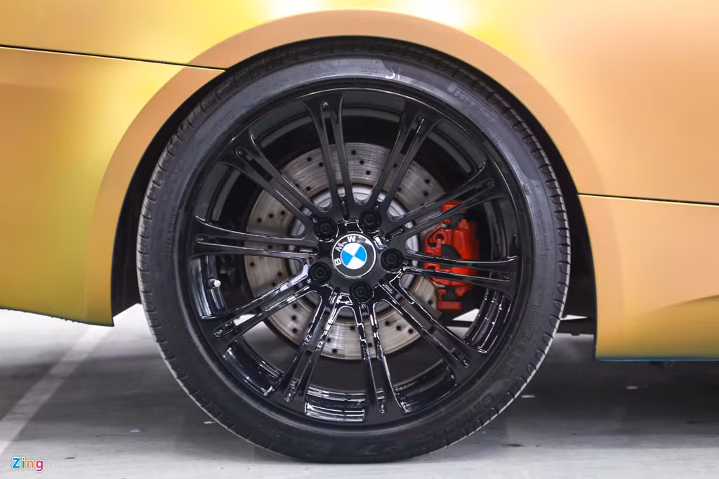 Nhưng do tuổi đời khá lớn, chiếc BMW M3 E93 Convertible này đã bị giảm sức mạnh đáng kể, khoảng 320 mã lực. Nếu động cơ còn mới, kết hợp với bộ siêu nạp, bản độ này thừa khả năng đạt mức công suất hơn 600 mã lực. 