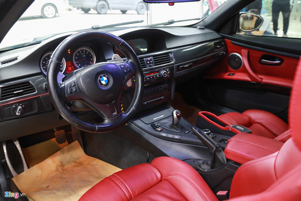 Bên trong cabin, ghế thể thao được bọc da đỏ, một số chi tiết được ốp carbon như vô-lăng, bảng taplo... Phần nội thất cũng không còn quá mới vì đã in dấu thời gian.