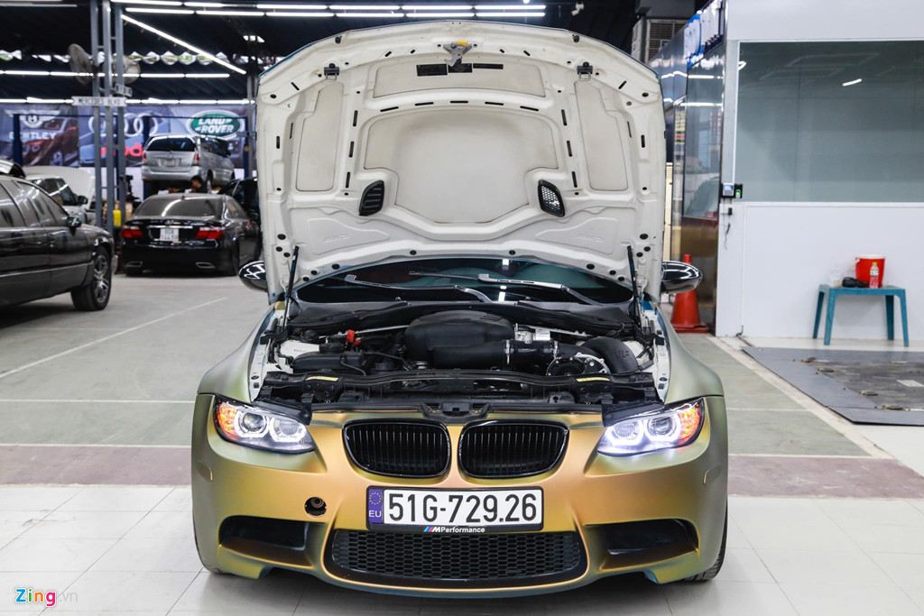 Bản độ BMW M3 E93 mui trần không quá chú trọng vào ngoại hình, điểm thay đổi đáng chú ý nằm dưới nắp capo. Xe được nâng cấp bộ tăng áp siêu nạp (supercharge) của hãng VF Engineering đến từ Mỹ. Đây cũng là một trong những bản độ BMW M3 đầu tiên ở Việt Nam sở hữu bị bộ siêu nạp trong động cơ.