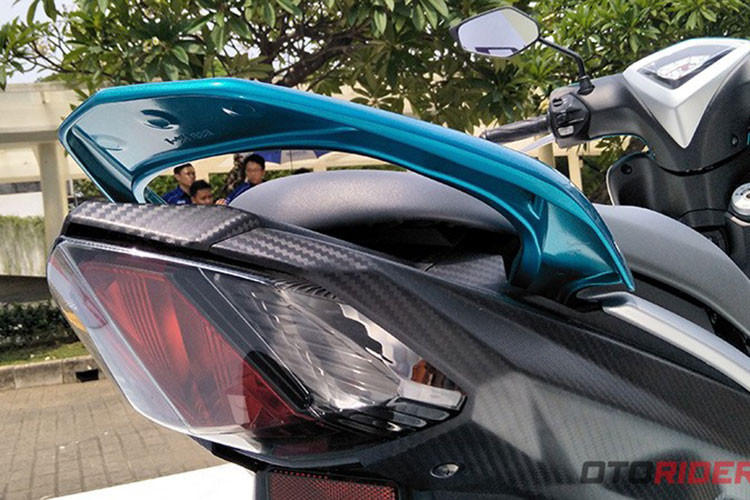 Các chi tiết khác của chiếc xe cũng được làm mới khá năng động như ốp nhựa giả carbon, tay xách mang màu sắc mới, cốp xe rộng hơn...