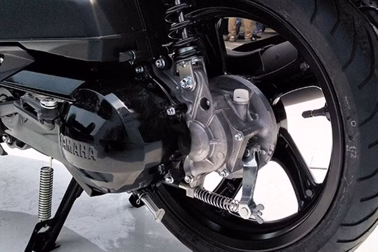 Yamaha Mio S 2019 được trang bị cặp vành lốp size 14 inch cùng phanh đĩa đơn trước, phanh sau dạng tang trống cùng trọng lượng toàn xe là 94kg. Đây sẽ là một sự lựa chọn không tồi cho chị em nhỏ nhắn.