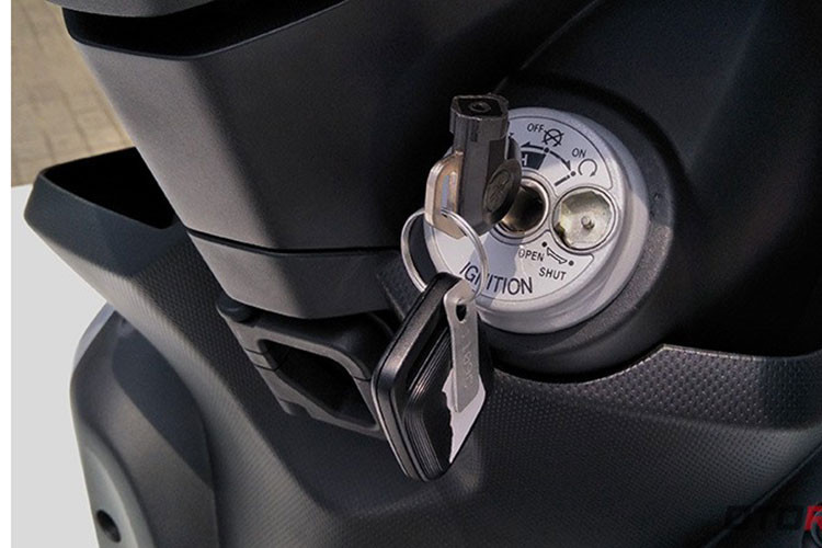 Hệ thống đồng hồ của xe thiết kế dạng kim đơn giản, các nút bấm không thay đổi khá dễ dàng sử dụng, ngoài ra xe cùng có khóa thông minh và thiết kế bộ tem mới tròn trịa, đáng yêu hơn các phiên bản trước đây.