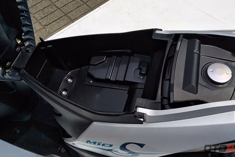 Mio S cũng thể hiện tính thực tiễn khi xe còn được trang bị hệ thống phản hồi giúp chủ xe dễ dàng phát hiện ra vị trí xe của bình trong bãi đỗ. Mio S còn trang bị đèn chớp thường thấy trên các môtô cao cấp để cảnh báo những tình huống khẩn cấp...