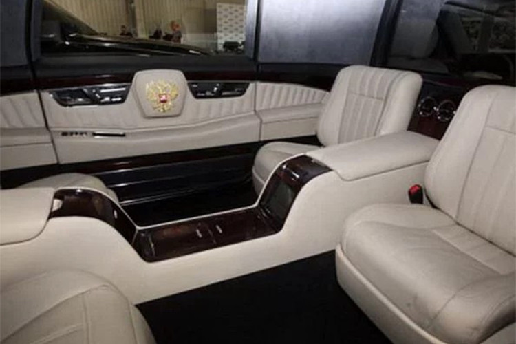 Theo những thông tin từng được tiết lộ, chiếc siêu xe limousine bọc thép, chống đạn của Tổng thống Nga Putin sẽ cho người nhìn cảm giác giống như một chiếc Rolls-Royce sang trọng, hòa lẫn với những cảm giác giống một chiếc ZIL đặc trưng của Nga.