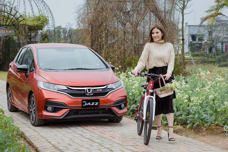 Mẫu xe hạng B Honda Jazz bán được 61 xe trong tháng 11 vừa qua, chốt lại danh sách 10 xe bán chậm nhất tháng. Hiện tại, Honda Jazz phân phối ra thị trường 3 phiên bản với giá lần lượt là 624, 594 và 544 triệu đồng. 