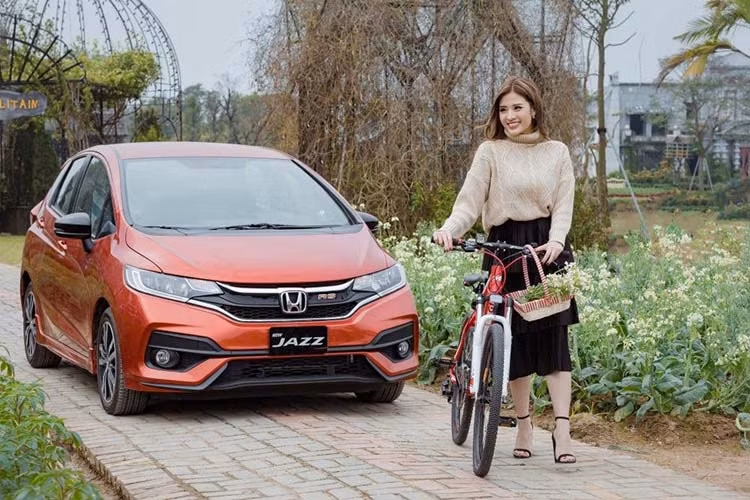 Mẫu xe hạng B Honda Jazz bán được 61 xe trong tháng 11 vừa qua, chốt lại danh sách 10 xe bán chậm nhất tháng. Hiện tại, Honda Jazz phân phối ra thị trường 3 phiên bản với giá lần lượt là 624, 594 và 544 triệu đồng. 