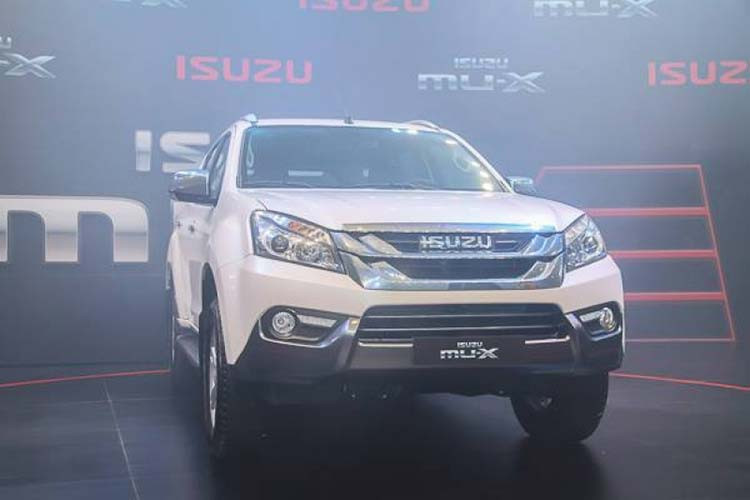Mặc dù xu hướng hiện nay mọi người thường mua xe SUV/CUV nhưng Isuzu Mu-X lại có doanh số khá thấp. Trong tháng 11 vừa qua chỉ có 38 xe chiếc Isuzu Mu-X đến tay khách hàng Việt. Isuzu Mu-X hiện phân phối ra thị trường 3 phiên bản với giá lần lượt là 820, 960 và 1120 triệu đồng.
