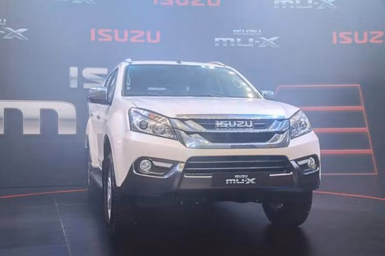Mặc dù xu hướng hiện nay mọi người thường mua xe SUV/CUV nhưng Isuzu Mu-X lại có doanh số khá thấp. Trong tháng 11 vừa qua chỉ có 38 xe chiếc Isuzu Mu-X đến tay khách hàng Việt. Isuzu Mu-X hiện phân phối ra thị trường 3 phiên bản với giá lần lượt là 820, 960 và 1120 triệu đồng.