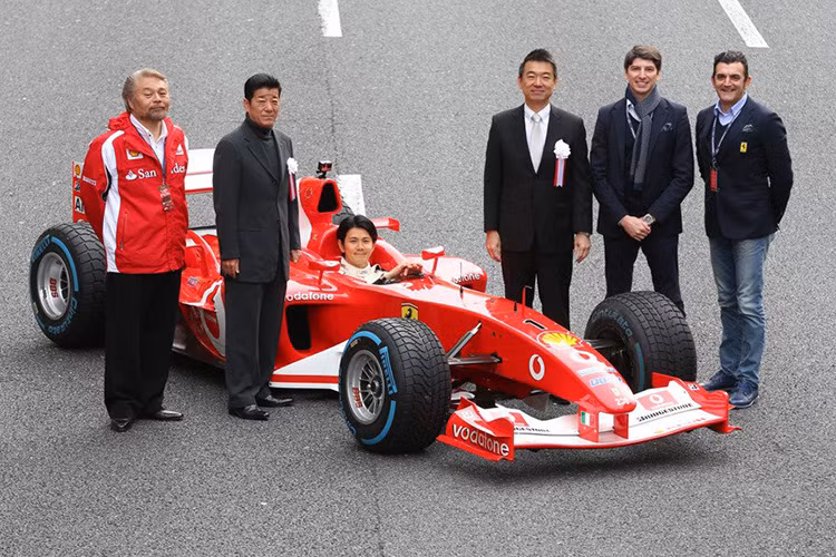 Chiếc xe đua F1, Ferrari F2003GA có mặt ngay trên đường phố dưới sự điều khiến của tay đua chuyên nghiệp người Nhật Bản, Shinji Nakano.