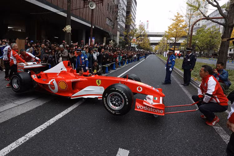 Ngoài sự xuất hiện của 100 siêu ngựa, đáng chú ý có màn biểu diển của chiếc xe F1, Ferrari F2003GA, ngay trên đường phố Osaka.