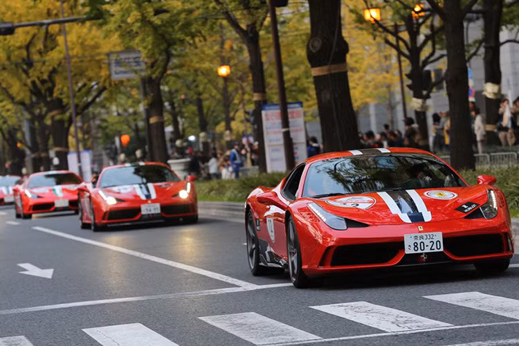 Cuộc diễu hành được tiếp tục bằng sự xuất hiện của những siêu xe Ferrari bao gồm cả bộ sưu tập các phiên bản giới hạn cực hiếm và cổ điển như 5 mẫu La Ferrari, 5 mẫu Dino, 2 mẫu Enzo Ferrari, rất nhiều mẫu Speciale và một mẫu Ferrari 750 Monza.