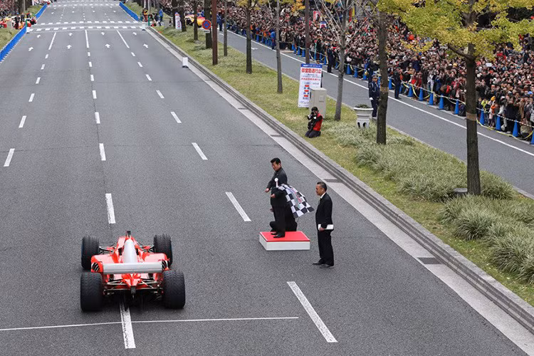 Không chỉ xuất hiện, nó còn cùng tay đua này làm một vòng trên phố dưới sự chứng kiến của hàng trăm tín đồ đam mê dòng siêu xe đến từ nước Ý.