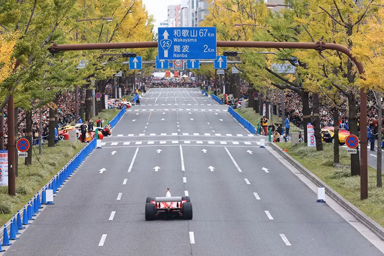  Tiếng động cơ vang dội, nhiều siêu ngựa Ferrari xếp hàng hai bên đường, cùng sắc vàng của cây cối mang đến bữa tiệc âm thanh và hình ảnh ấn tượng cho ngày hội Ferrari tại Nhật Bản. 