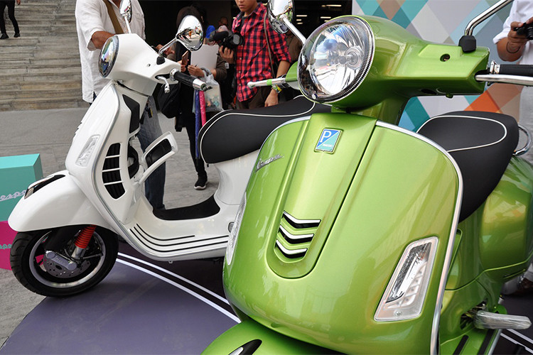 Về thiết kế tổng thể, mẫu xe Vespa GTS 2018 mới được thiết kế với phần đầu xe nổi bật cùng cụm đèn pha tròn truyền thống, chiếu sáng bằng bóng Halogen, xi nhan hạ thấp xuống hai bên thân xe. Gương chiếu hậu tròn với bọc ngoài làm từ kim loại mạ chrome sáng. Thân xe được ốp viền kim loại tạo vẻ sang trọng, thời trang.