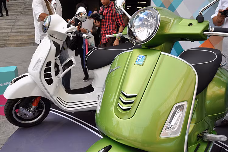 Về thiết kế tổng thể, mẫu xe Vespa GTS 2018 mới được thiết kế với phần đầu xe nổi bật cùng cụm đèn pha tròn truyền thống, chiếu sáng bằng bóng Halogen, xi nhan hạ thấp xuống hai bên thân xe. Gương chiếu hậu tròn với bọc ngoài làm từ kim loại mạ chrome sáng. Thân xe được ốp viền kim loại tạo vẻ sang trọng, thời trang.