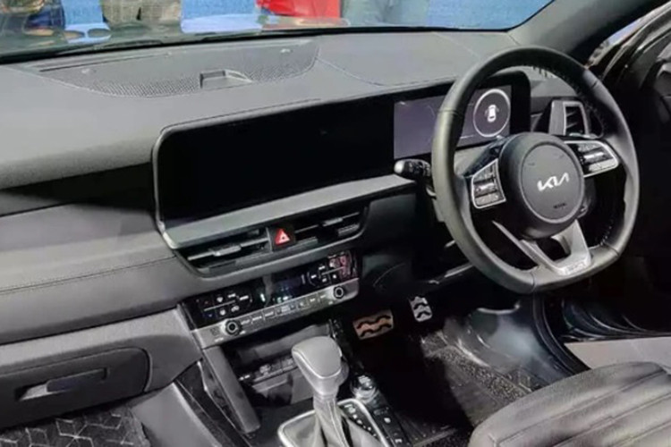 Về nội thất, khoang cabin của Hyundai Creta 2024 dự kiến sẽ có nhiều nét tương đồng với Seltos facelift. Xe sẽ có màn hình đôi nối liền trên bảng taplo, ghế có chức năng chỉnh điện, thông gió…