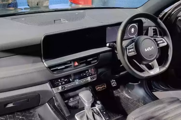 Về nội thất, khoang cabin của Hyundai Creta 2024 dự kiến sẽ có nhiều nét tương đồng với Seltos facelift. Xe sẽ có màn hình đôi nối liền trên bảng taplo, ghế có chức năng chỉnh điện, thông gió…