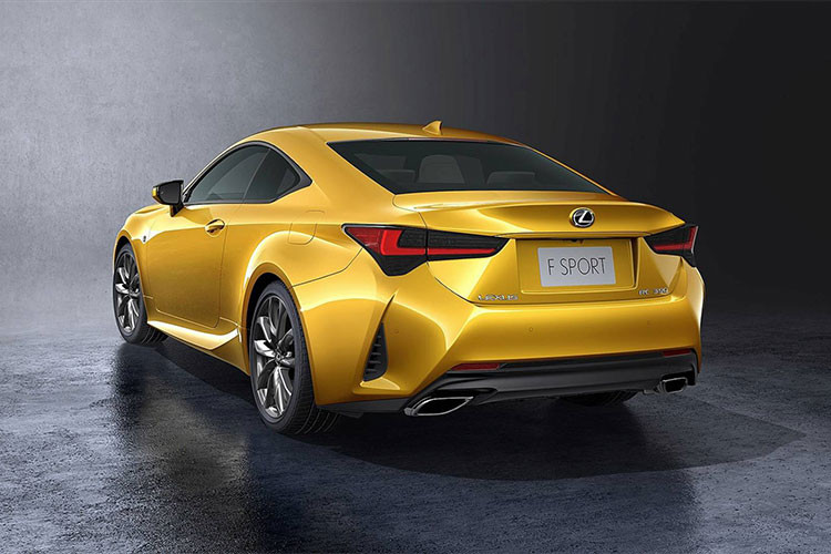 Đáng tiếc là động cơ của Lexus RC 2019 không có gì thay đổi. Xe vẫn dùng động cơ xăng 4 xi-lanh, tăng áp, dung tích 2.0 lít, sản sinh công suất tối đa 241 mã lực và mô-men xoắn cực đại 258 lb-ft như cũ.