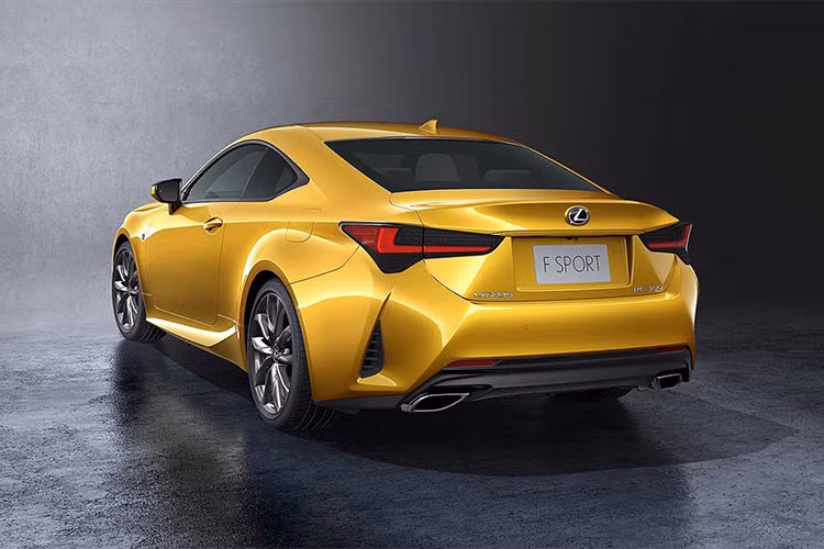 Đáng tiếc là động cơ của Lexus RC 2019 không có gì thay đổi. Xe vẫn dùng động cơ xăng 4 xi-lanh, tăng áp, dung tích 2.0 lít, sản sinh công suất tối đa 241 mã lực và mô-men xoắn cực đại 258 lb-ft như cũ.