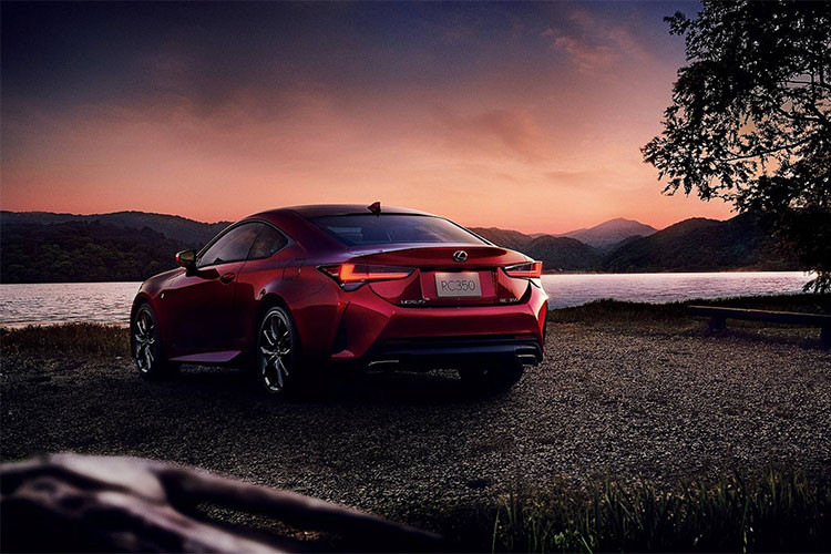 Đầu tiên cần phải nhắc đến của Lexus RC 2019 là dải đèn LED định vị ban ngày tích hợp vào cụm đèn pha. Bản thân lưới tản nhiệt hình con suốt cỡ lớn của Lexus RC 2019 cũng đã được nâng cấp. Ở phiên bản F Sport, Lexus RC 2019 sẽ được trang bị lưới tản nhiệt với mắt lưới khác như dấu hiệu nhận biết.