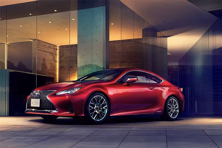 Mới đây, thương hiệu xe sang Lexus đã tung ra những hình ảnh và thông tin đầu tiên của RC 2019. Theo đó, Lexus RC 2019 mới khi nhìn lướt bên ngoài trông như chẳng thay đổi gì so với trước. Tuy nhiên, trên thực tế, hãng Lexus đã bổ sung một số nâng cấp cho mẫu coupe hạng sang này.