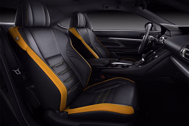 Trong khi đó, ở hai bên cụm điều khiển trung tâm xuất hiện tấm đệm đầu gối cỡ lớn hơn để tăng cảm giác thoải mái cho người ngồi. Xe có màu nội thất vàng Mustard Yellow mới. Khi mua mẫu coupe thể thao này, khách hàng có thể chọn 1 trong 7 cách phối nội thất và 11 màu sơn ngoại thất.