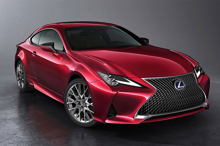 Đằng sau Lexus RC phiên bản 2019 xuất hiện hốc gió mới ở góc cản va. Không chỉ mang đến vẻ thể thao và hầm hố hơn cho Lexus RC 2019, hốc gió này còn tăng độ ổn định của xe ở tốc độ cao. Tiếp đến là cụm đèn hậu cải tiến với tạo hình chữ L bên trong rộng hơn và sắc nét hơn. 