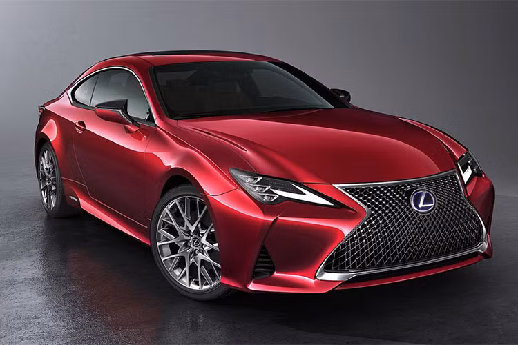 Đằng sau Lexus RC phiên bản 2019 xuất hiện hốc gió mới ở góc cản va. Không chỉ mang đến vẻ thể thao và hầm hố hơn cho Lexus RC 2019, hốc gió này còn tăng độ ổn định của xe ở tốc độ cao. Tiếp đến là cụm đèn hậu cải tiến với tạo hình chữ L bên trong rộng hơn và sắc nét hơn. 