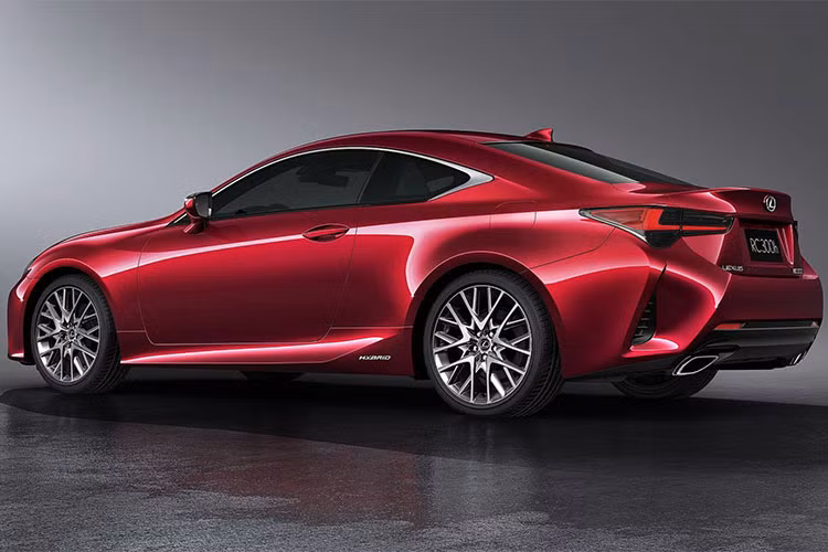 Một số chi tiết được tinh chỉnh lại để xe trông hiện đại và đẹp mắt hơn. Ngoài ra trên RC mới còn thừa hưởng thêm một số "đường cong" và bộ vành hợp kim 19 inch lấy từ LC và LS. Lexus cũng cho biết họ đã điều chỉnh lại toàn bộ hệ thống treo và hệ thống lái trên xe. 