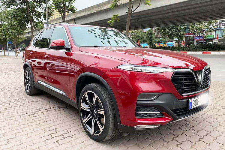 Mới đây trên các diễn đàn mua bán ôtô bất ngờ xuất hiện một tin rao bán chiếc xe VinFast LUX SA2.0 chạy lướt với mức giá rất rẻ, chỉ hơn 1,5 tỷ đồng. Qua lời giới thiệu của người đăng bán được biết, chiếc SUV LUX SA2.0 này có màu sơn ngoại thất đỏ, nội thất màu nâu, đeo biển số Hà Nội, xe mới chỉ chạy lướt được 2.000 km nên còn rất mới.