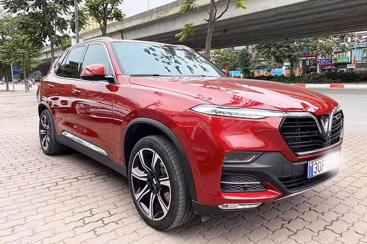 Mới đây trên các diễn đàn mua bán ôtô bất ngờ xuất hiện một tin rao bán chiếc xe VinFast LUX SA2.0 chạy lướt với mức giá rất rẻ, chỉ hơn 1,5 tỷ đồng. Qua lời giới thiệu của người đăng bán được biết, chiếc SUV LUX SA2.0 này có màu sơn ngoại thất đỏ, nội thất màu nâu, đeo biển số Hà Nội, xe mới chỉ chạy lướt được 2.000 km nên còn rất mới.