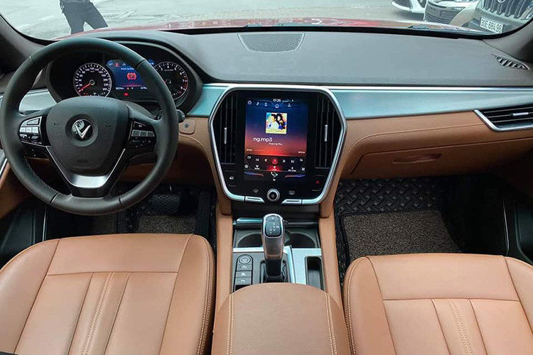 Bên trong nội thất xe rộng rãi với 7 chỗ ngồi. Bảng điều khiển trung tâm trang bị màn hình cảm ứng 10,4 inch đặt dọc cho hệ thống thông tin giải trí. Vô lăng của xe bọc da, thiết kế 3 chấu thể thao. Bảng đồng hồ lắp đồng hồ 7 inch với chức năng MirrorLink và tích hợp dẫn đường, kèm ứng dụng kết nối Apple CarPlay và Android Auto.