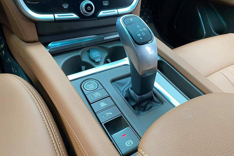 SUV VinFast LUX SA2.0 vận hành được là nhờ động cơ xăng tăng áp, có dung tích 2.0L sản sinh công suất tối đa 228 mã lực và 350 Nm mô-men xoắn cực đại. Kết hợp cùng là hộp số tự động 8 cấp ZF và dẫn động RWD/AWD (tùy phiên bản) giúp truyền sức mạnh đến các bánh xe.