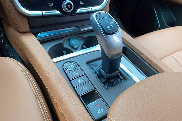 SUV VinFast LUX SA2.0 vận hành được là nhờ động cơ xăng tăng áp, có dung tích 2.0L sản sinh công suất tối đa 228 mã lực và 350 Nm mô-men xoắn cực đại. Kết hợp cùng là hộp số tự động 8 cấp ZF và dẫn động RWD/AWD (tùy phiên bản) giúp truyền sức mạnh đến các bánh xe.