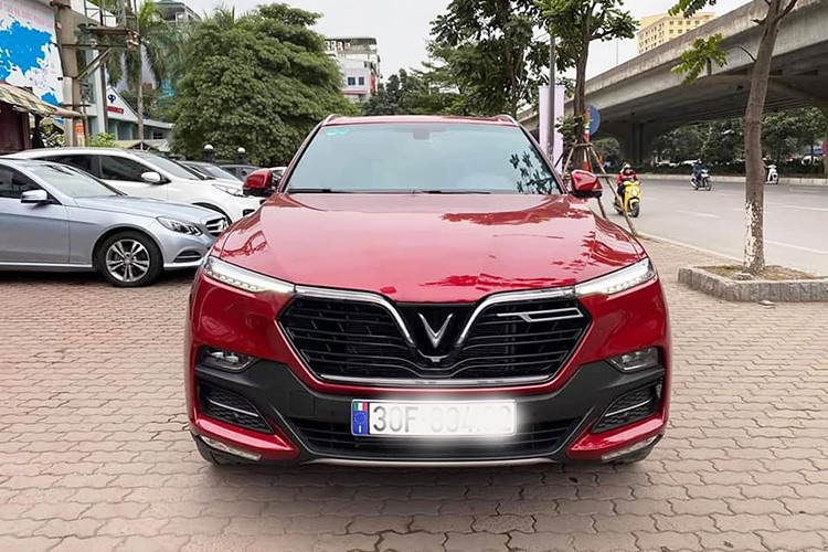 Được thiết kế bởi Pininfarina, VinFast LUX SA2.0 mang ngoại hình ấn tượng, đặc biệt là phần đầu xe mang đậm dấu ấn thương hiệu VinFast với lưới tản nhiệt thiết kế lớn, logo chữ "V" của VinFast nổi bật ở chính giữa. Xe sở hữu dải đèn LED định vị kéo dài xuống lưới tản nhiệt mang phong cách hiện đại, kết hợp với chi tiết crôm bóng bên phải của logo tạo nên chữ "F", ký tự thứ hai trong cái tên của thương hiệu xe Việt.