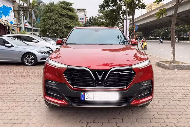 Được thiết kế bởi Pininfarina, VinFast LUX SA2.0 mang ngoại hình ấn tượng, đặc biệt là phần đầu xe mang đậm dấu ấn thương hiệu VinFast với lưới tản nhiệt thiết kế lớn, logo chữ "V" của VinFast nổi bật ở chính giữa. Xe sở hữu dải đèn LED định vị kéo dài xuống lưới tản nhiệt mang phong cách hiện đại, kết hợp với chi tiết crôm bóng bên phải của logo tạo nên chữ "F", ký tự thứ hai trong cái tên của thương hiệu xe Việt.