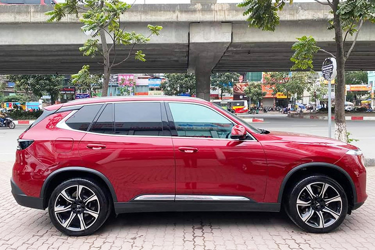 VinFast LUX SA2.0 mới gia nhập phân khúc SUV tại thị trường ôtô Việt chưa lâu, xe chính thức được trình làng tại triển lãm Paris Motor Show 2018. Rất nhanh chóng mẫu xe mang thương hiệu ôtô Việt còn non trẻ đã nhận được sự chú ý của nhiều khách hàng quốc tế và trong nước. 