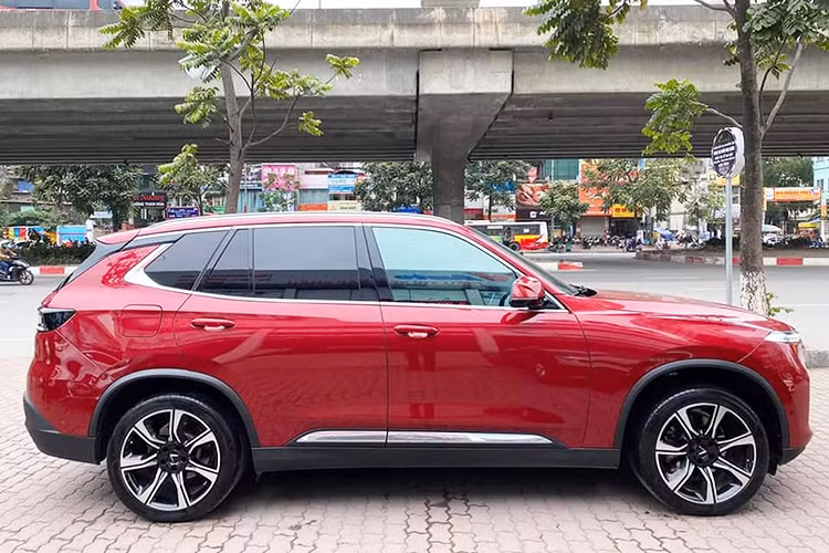 VinFast LUX SA2.0 mới gia nhập phân khúc SUV tại thị trường ôtô Việt chưa lâu, xe chính thức được trình làng tại triển lãm Paris Motor Show 2018. Rất nhanh chóng mẫu xe mang thương hiệu ôtô Việt còn non trẻ đã nhận được sự chú ý của nhiều khách hàng quốc tế và trong nước. 