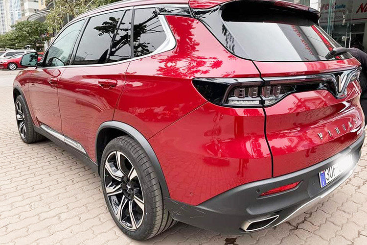 Hiện nay, giá xe VinFast LUX SA2.0 mới nhất tại nước ta đang dao động từ 1,53 đến 1,814 tỷ đồng cho 3 phiên bản tiêu chuẩn, nâng cao và cao cấp. Ước tính tổng chi phí lăn bánh tại Hà Nội, TP HCM và các tỉnh khác trên cả nước sẽ rơi vào khoảng từ 1,75 đến 2,08 tỷ đồng.