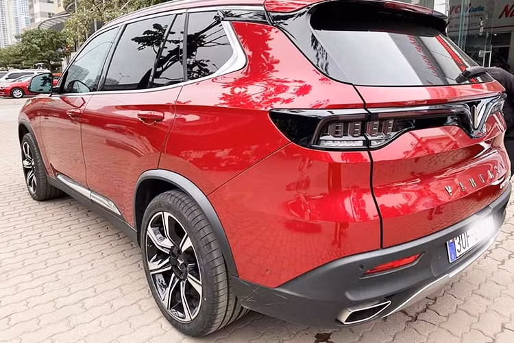 Hiện nay, giá xe VinFast LUX SA2.0 mới nhất tại nước ta đang dao động từ 1,53 đến 1,814 tỷ đồng cho 3 phiên bản tiêu chuẩn, nâng cao và cao cấp. Ước tính tổng chi phí lăn bánh tại Hà Nội, TP HCM và các tỉnh khác trên cả nước sẽ rơi vào khoảng từ 1,75 đến 2,08 tỷ đồng.