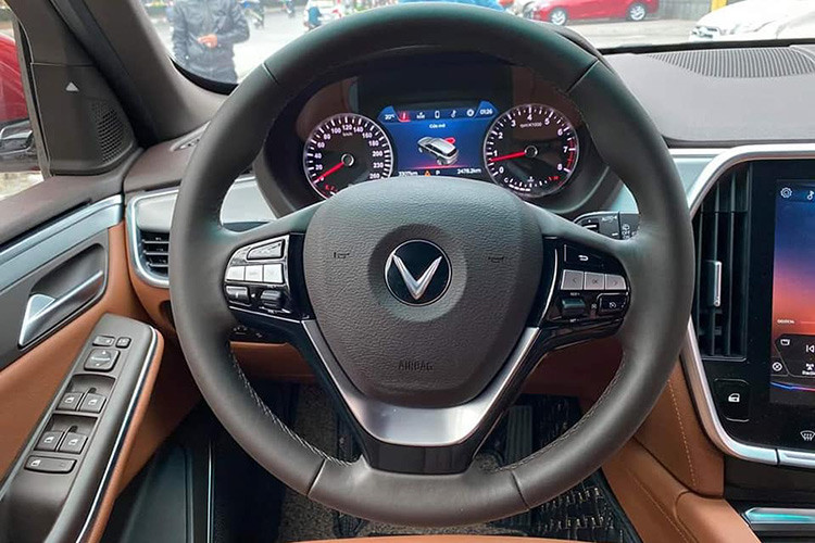 Những chi tiết nổi bật còn lại bên trong VinFast Lux SA2.0 tại Việt Nam bao gồm; ghế ngồi bọc da, cửa gió điều hòa nằm dọc hai bên màn hình thông tin giải trí và cụm điều khiển trung tâm với một số nút bấm nằm bên trái cần số... Trong khi đó, hàng ghế thứ ba của xe khá nhỏ hẹp, có vẻ chỉ phù hợp với hành khách trẻ em.