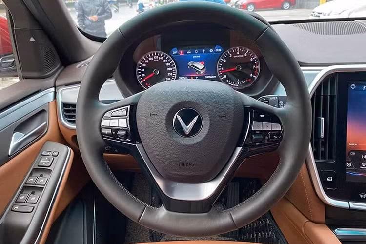 Những chi tiết nổi bật còn lại bên trong VinFast Lux SA2.0 tại Việt Nam bao gồm; ghế ngồi bọc da, cửa gió điều hòa nằm dọc hai bên màn hình thông tin giải trí và cụm điều khiển trung tâm với một số nút bấm nằm bên trái cần số... Trong khi đó, hàng ghế thứ ba của xe khá nhỏ hẹp, có vẻ chỉ phù hợp với hành khách trẻ em.