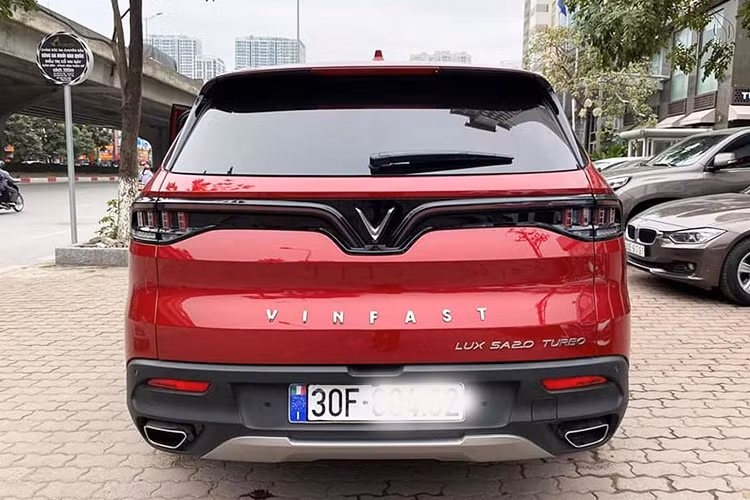 Phần đuôi xe với cụm đèn hậu led với thiết kế kéo dài vào giữa cửa cốp và bao quanh biểu tượng chữ V, các chi tiết logo tên xe và nhà sản xuất Vinfast cũng xuất hiện phía dưới. Ốp cản sau màu đen, ốp bảo vệ gầm màu bạc cùng hai ống xả mang đến sự khỏe khoắn. Ngoài ra, bộ vành la-zăng hợp kim 7 chấu phối 2 màu mang đến vẻ thể thao cho mẫu xe này.
