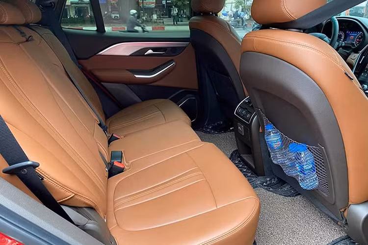 Các trang bị an toàn tiêu chuẩn trên xe LUX SA2.0 đều là những công nghệ tiên tiến nhất. Có thể kể đến các hệ thống phanh ABS/EDB/BA, hỗ trợ xuống dốc HDC, hệ thống TCS/ESC/HSA, cảnh báo phanh khẩn cấp ESS, cảnh báo điểm mù/chệch làn đường, camera lùi, bản cao cấp có camera 360 độ, cảm biến trước sau cùng hệ thống 6 túi khí an toàn.