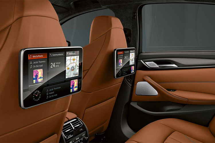 Về động cơ, ở phiên bản M5 Competition động cơ V8 dung tích 4.4L tăng áp kép (M TwinPower Turbo) đã được nâng mức công suất lên 625 mã lực tại dải vòng tua từ 6.000 - 6.700v/p - tăng 25 mã lực so với M5 tiêu chuẩn với công suất 600 mã lực. Mức mô-men xoắn tối đa vẫn được giữ nguyên ở 750Nm đạt được tại dải vòng tua máy từ 1.800-5.800v/p.